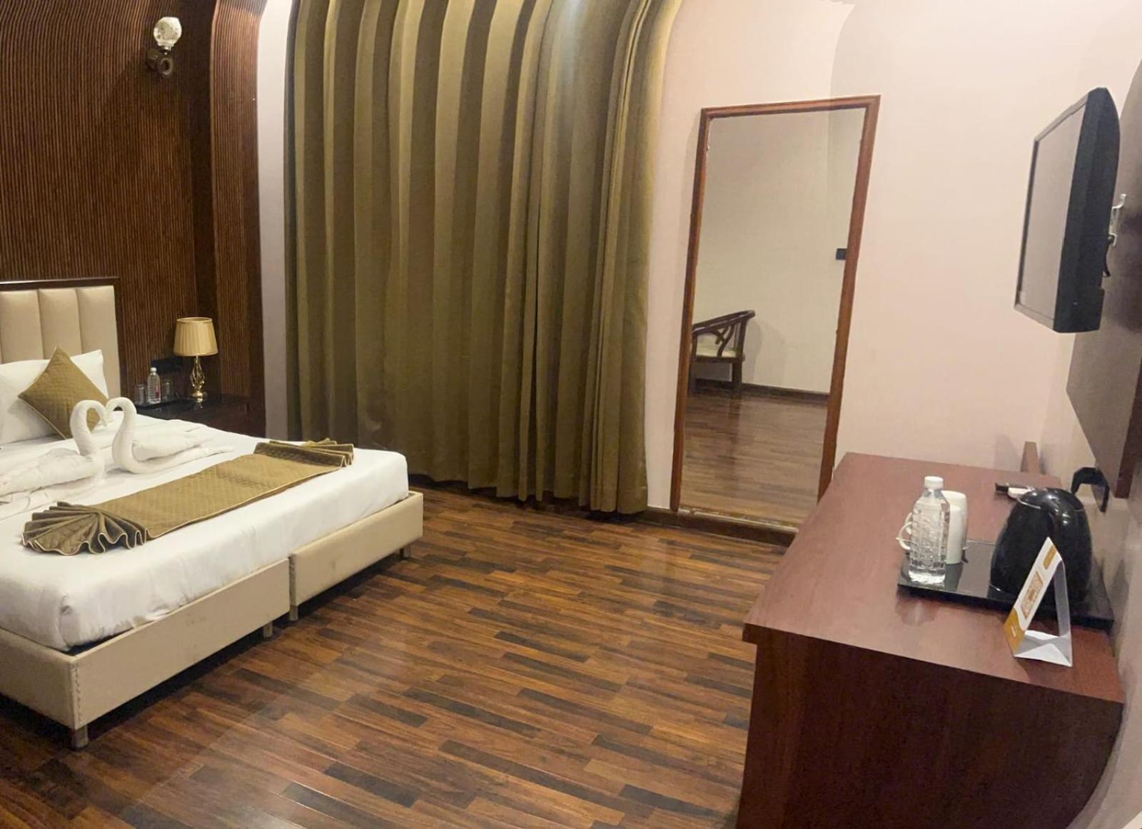 Tivoli Royal Palace Janauli Екстер'єр фото